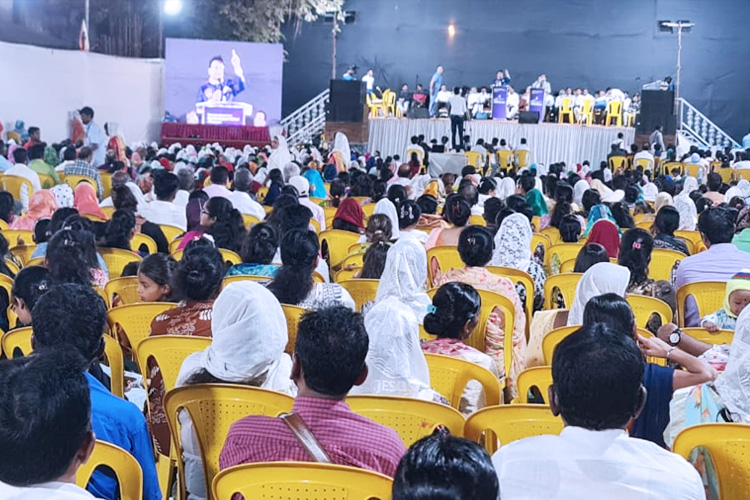 On January 13 and 14, 2024, thousands gathered for Grace Ministry's two-day prayer meeting at Sion on the Mumbai grounds. The two-day prayer assembly drew attendees from around Mumbai. This is a detailed report of the Day 2 prayer meeting conducted in Koliwada, Dharavi.